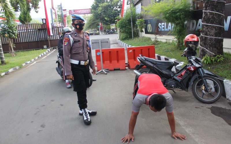Asal Pakai Masker, Anggota Polres Pemalang Dihukum Push Up