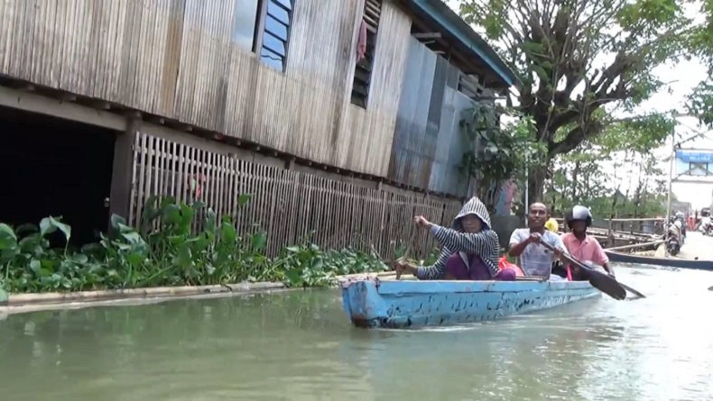 3 Bulan Banjir Rendam Wajo, Perahu Jadi Transportasi Warga saat Keluar Rumah