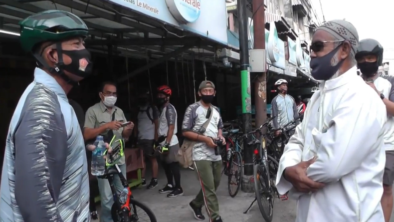 Sambil Gowes Pangdam II Sriwijaya Edukasi Warga Pasar Kuto untuk Kenakan Masker