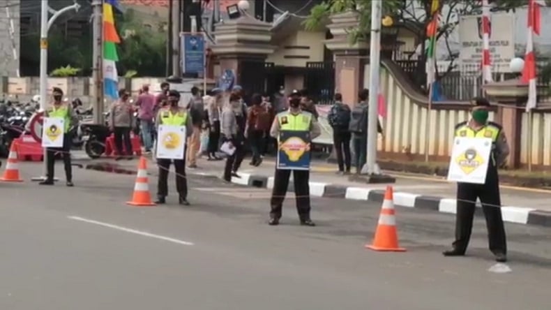 Gelar Razia Masker, Polres Jaktim Hukum Push Up bagi Anggota yang Melanggar