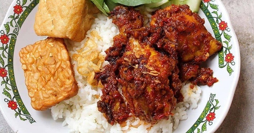 Mencicipi Nasi Gurih dan Ayam Bakar Pedas, Lezat Dimasak dengan Rempah