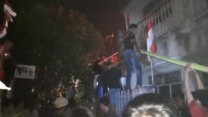 Kebakaran di Sawah Besar, Warga dan Petugas Damkar Berjibaku Padamkan Api