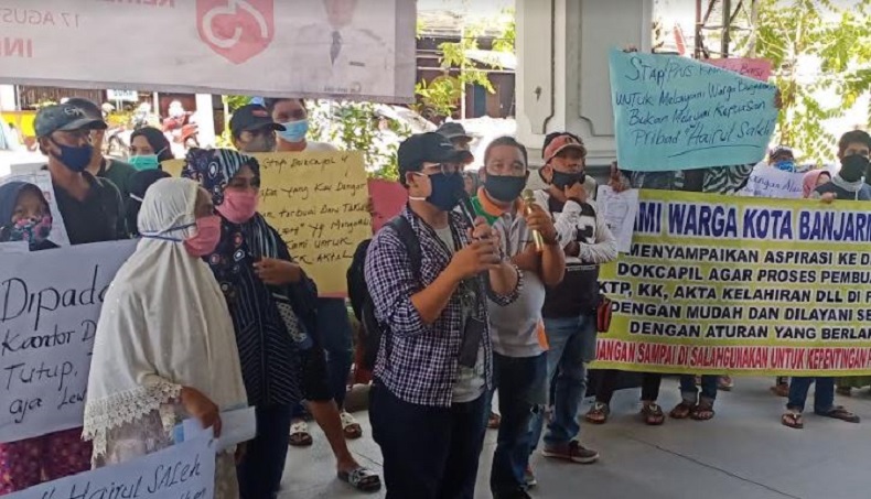 Warga Geruduk Kantor Disdukcapil Banjarmasin Gegara Urus e-KTP Lama