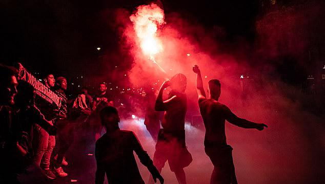 Polisi Tembakkan Gas Air Mata Kerumunan Fans PSG yang Berpesta di Jalan