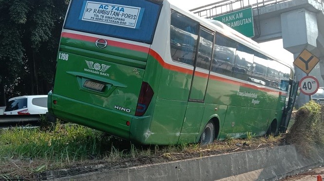 Bus Tabrak Pembatas Jalan di Tol Kampung Rambutan, Arus Lalu Lintas Tersendat