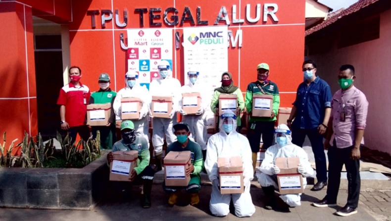 MNC Peduli dan Lotte Mart Bagikan Bingkisan untuk Petugas TPU Tegal Alur