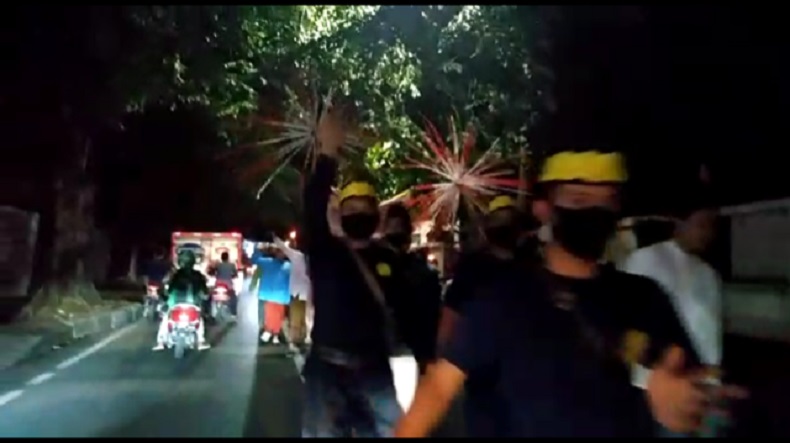 Tak Patuhi Imbauan, Warga Tetap Gelar Pawai Obor di Kebon Jeruk