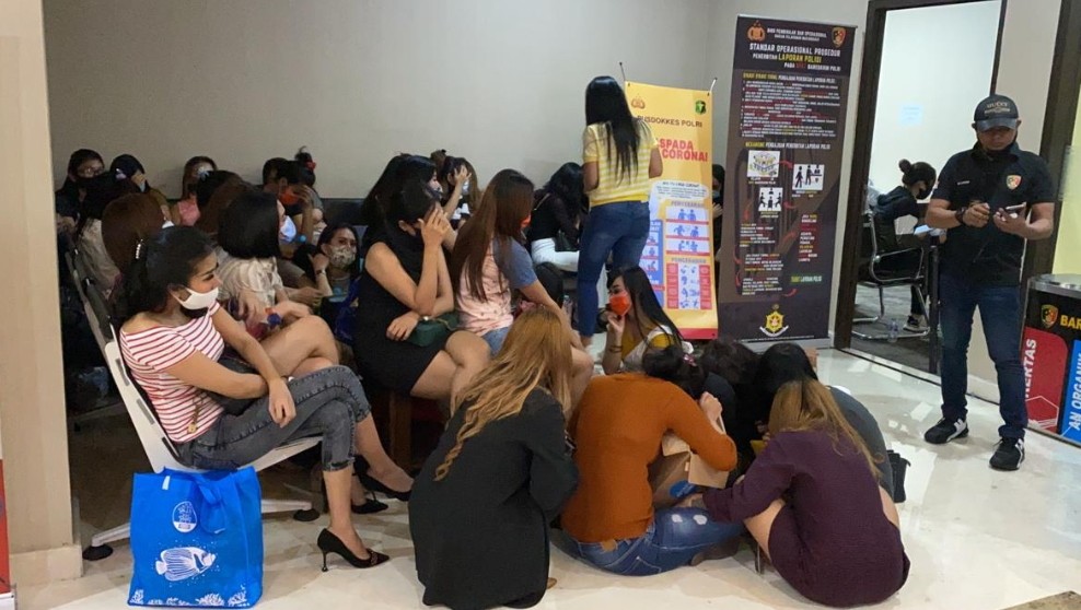 Polisi Gerebek Tempat Karaoke di Tangsel, 47 Perempuan Diamankan