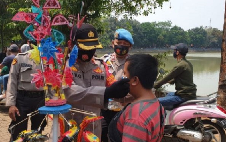 Setu Babakan Ramai Wisatawan, Polsek Jagakarsa Awasi Protokol Kesehatan