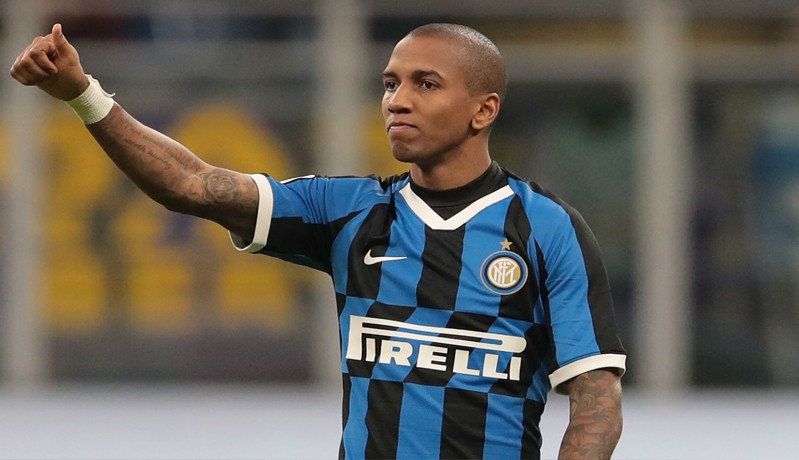 Positif Covid-19, Ashley Young Absen pada Derbi Milan