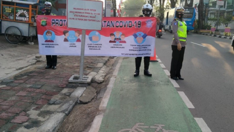 Polres Jakbar Tertibkan Jalur Sepeda Sekaligus Sosialisasi Pencegahan Covid-19