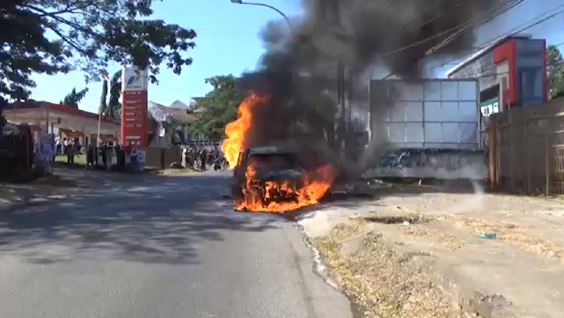 Warga Panik, Mobil Minibus di Makassar Mendadak Terbakar usai Keluar Bengkel