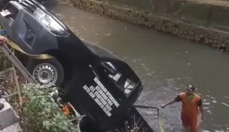 Parkir Tak Sempurna, Mobil PPSU Tercebur ke Kali Krukut