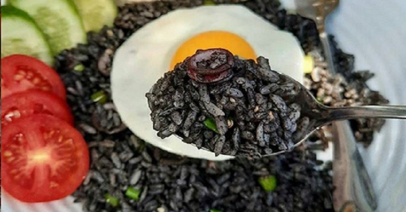 Mencicipi Nasi Goreng Ireng, Pakai Cumi dan Rasanya Bikin Penasaran