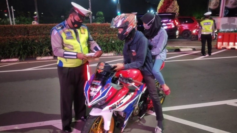 Antisipasi Balap Liar, Polisi Bubarkan Sekelompok Pengendara Motor di Senayan