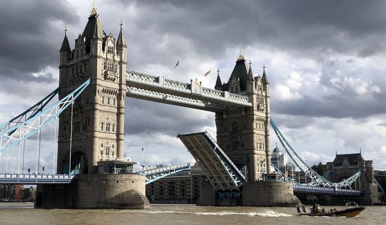 Jembatan Ikonik Tower Bridge London Rusak, Picu Kemacetan