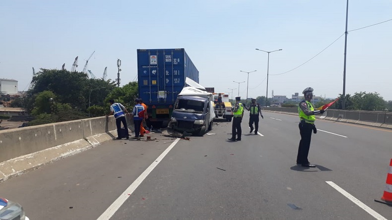 Hindari Tabrakan, Sopir Truk Tewas akibat Jatuh dari Tol Layang Japek