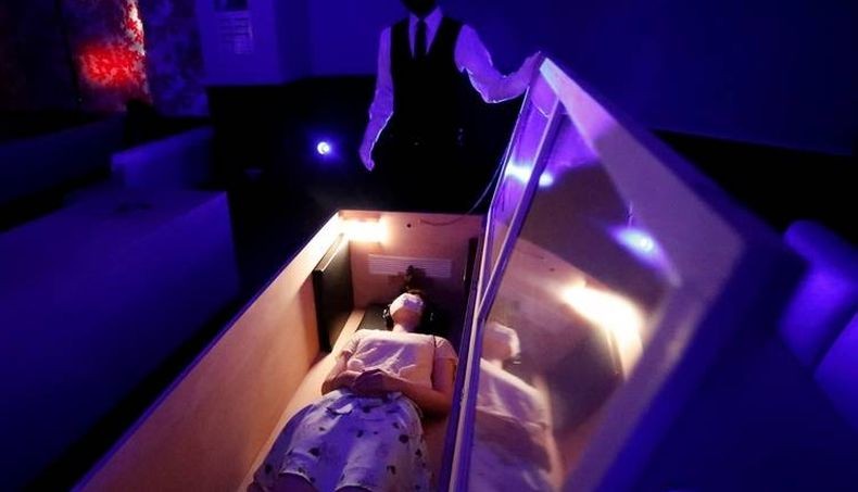 Hilangkan Stres akibat Covid-19 dengan Tidur di Peti Mati Sambil Diteror Zombi
