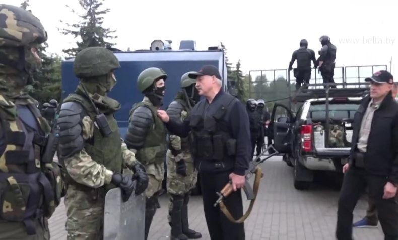 Presiden Belarusia Lukashenko Terlihat Bawa Senapan saat Didemo Ratusan Ribu Warga