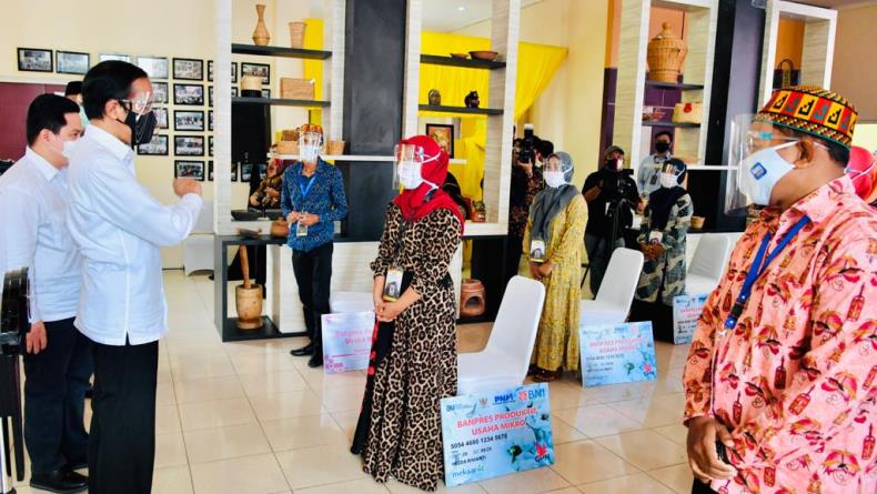 Jokowi Bagikan Bansos Rp2,4 Juta kepada Pedagang Kecil di Aceh