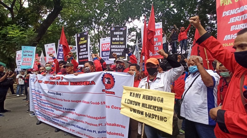 Tolak RUU Omnibus Law Cipta Kerja, Ratusan Buruh Unjuk Rasa di DPRD Sumut
