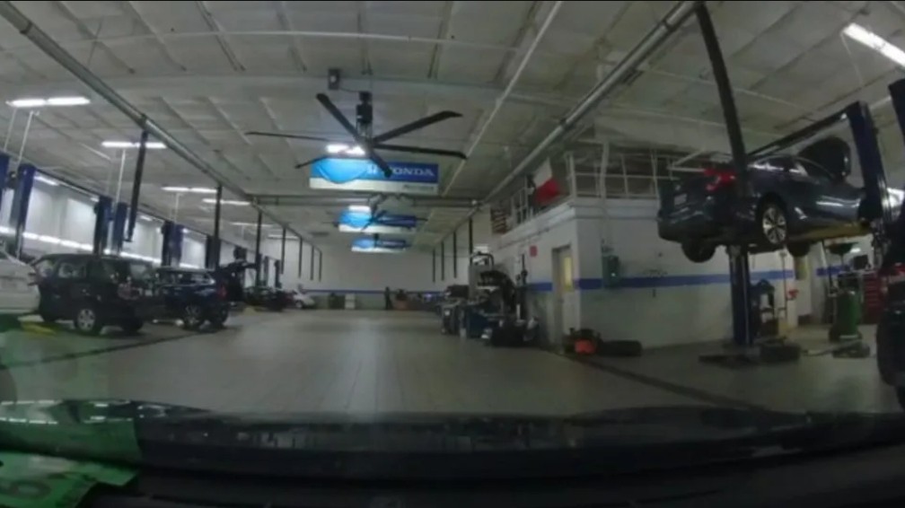 Kamera Mobil Rekam Karyawan Dealer Sengaja Bikin Lama Pelanggan Nunggu Ganti Oli
