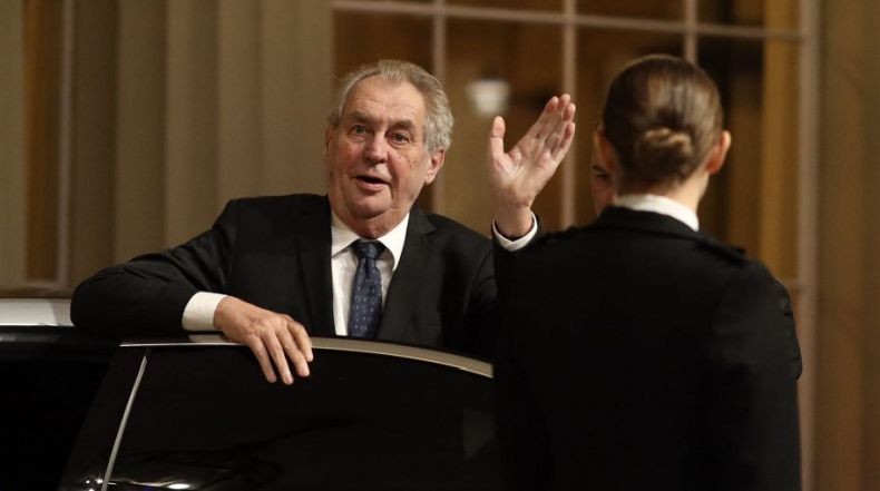 Jatuh, Presiden Ceko Milos Zeman Dibawa ke Rumah Sakit untuk Operasi Tangan