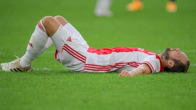 Bek Ajax Daley Blind Pingsan di Laga Uji Coba, Diduga Masalah Jantung