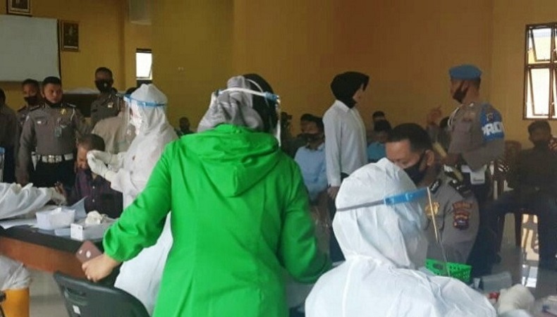 Antisipasi Penularan Covid-19, Personel Polres Solok Selatan dan Tahanan Dites Swab