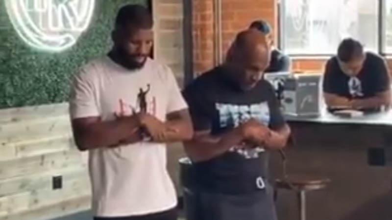 Viral, Mike Tyson Khusyuk Salat Berjamaah di Ladang Ganja