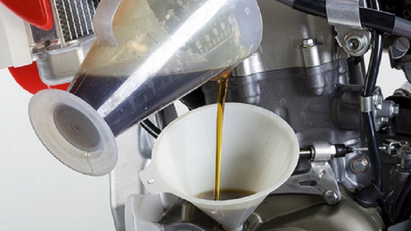 Oli Bisa Stres, Motor Jarang Dipakai Tetap Harus Rutin Ganti Pelumas