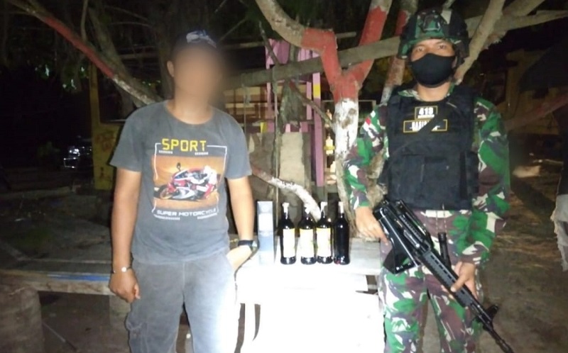 Gelar Sweeping, Satgas Pamtas RI-PNG Amankan 5 Botol Minuman Keras