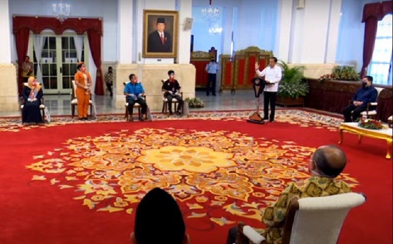 Menangis di Depan Jokowi, Perawat: Subsidi Gaji untuk Biaya Transportasi