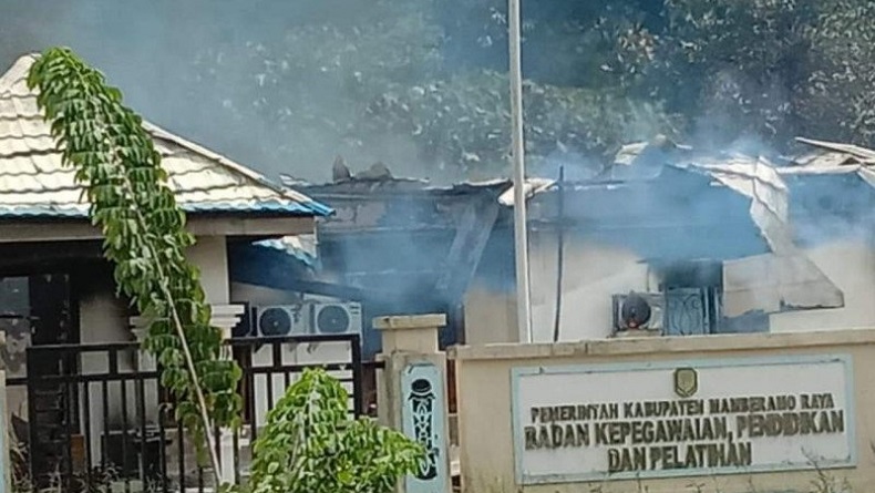 Kecewa Pengumuman CPNS, Warga Bakar Kantor Badan Kepegawaian Mamberamo Raya