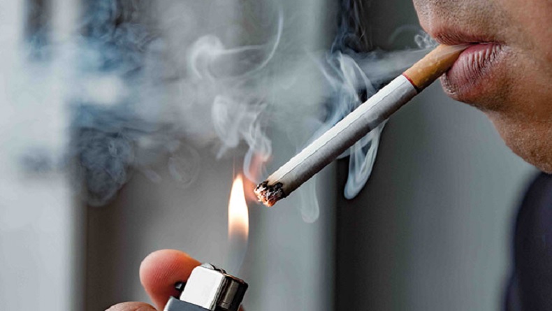 Berbahaya, Pengemudi Motor Merokok Akan Disetop Polisi