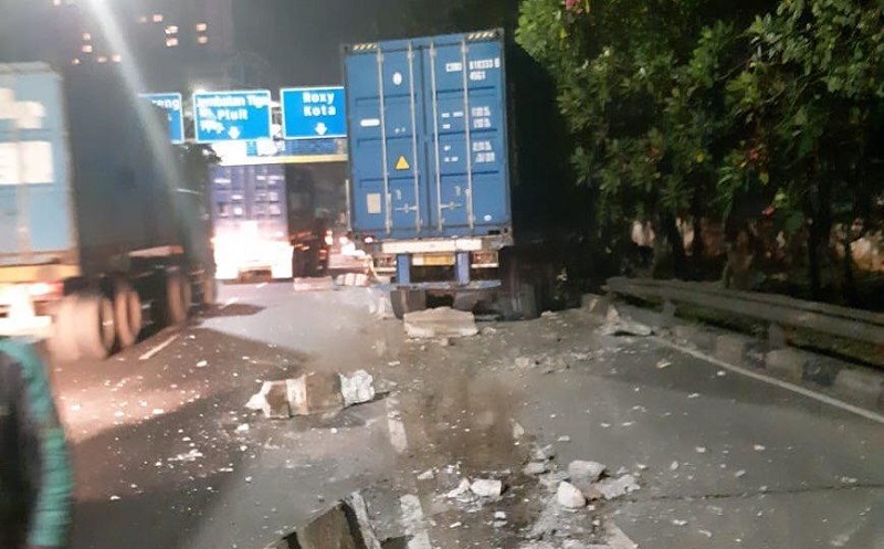 Truk Kontainer Tabrak Pembatas Jalan di Tanjung Duren, Sopir Diduga Ngantuk