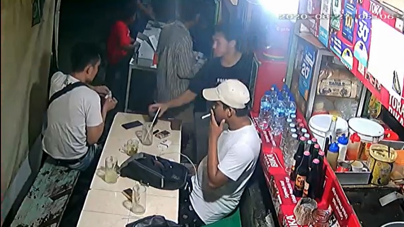 Viral Kawanan Bercelurit Gasak HP Pengunjung Warkop di Taman Sari