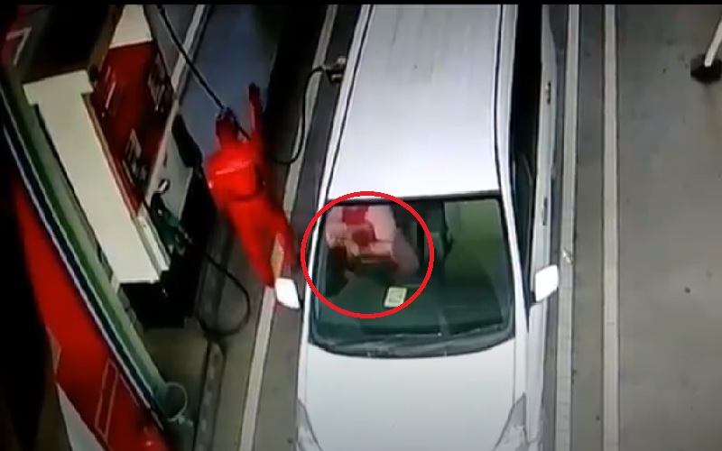 Viral Rekaman CCTV Emak-Emak Tipu Petugas SPBU, Uang Kembalian Diselipkan di Ketiak