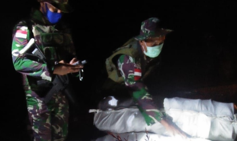 Patroli Perbatasan, TNI Amankan 29 Karung Pakaian Bekas Asal Malaysia