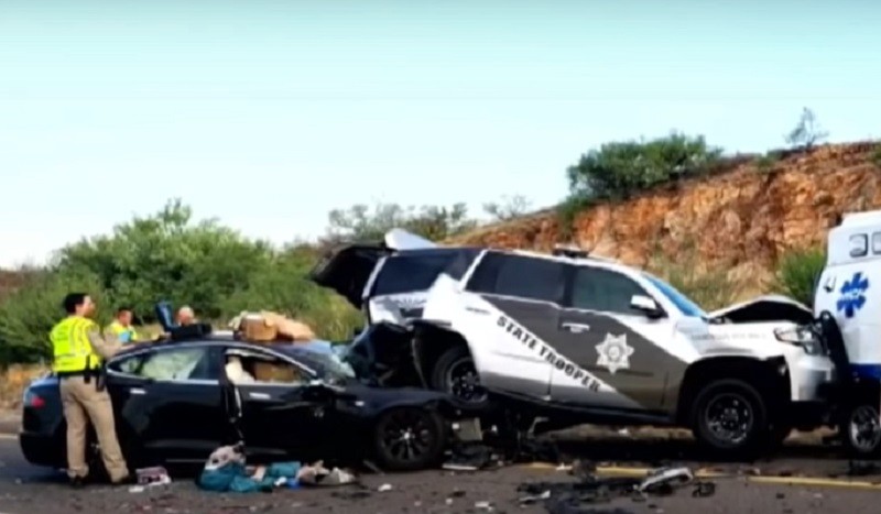 Asyik Nonton Film di HP, Pengemudi Tesla Model S Tabrak Mobil Polisi