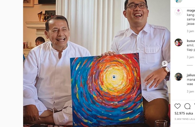 Ridwan Kamil Beri Hadiah Lukisan Semesta Berthawaf ke Habib Luthfi
