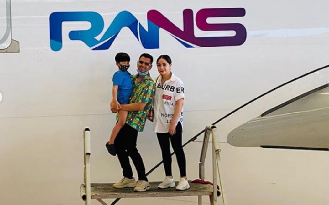 Raffi Ahmad Pamer Logo RANS di Pesawat Garuda, Netizen: Keren Sultan Andara