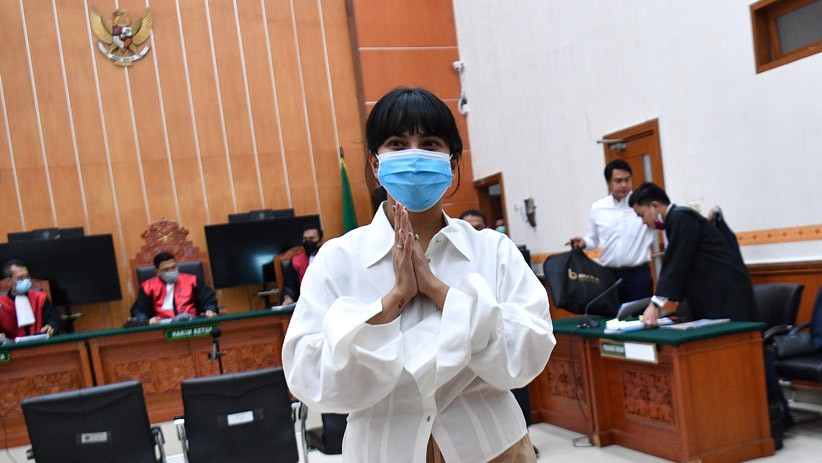 Hadapi Sidang Vonis di PN Jakbar, Vanessa Angel Didampingi Suami