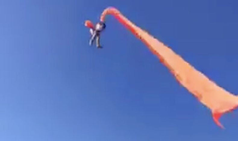 Viral, Bocah Perempuan 3 Tahun Dibawa Terbang Layang-Layang