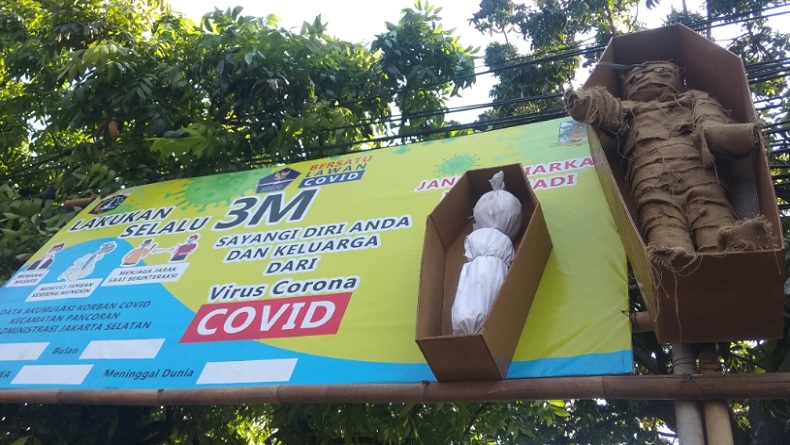 Pocong dan Mumi Muncul di Kalibata Bawa Pesan Bahaya Covid-19 untuk Warga
