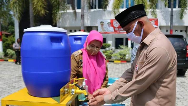 Terapkan Protokol Kesehatan, Pemkot Padang Serahkan Alat Cuci Tangan ke Kelurahan