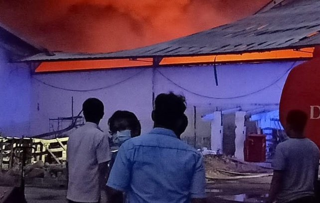 Angin Kencang Hambat Pemadaman Kebakaran di Gudang Polytron
