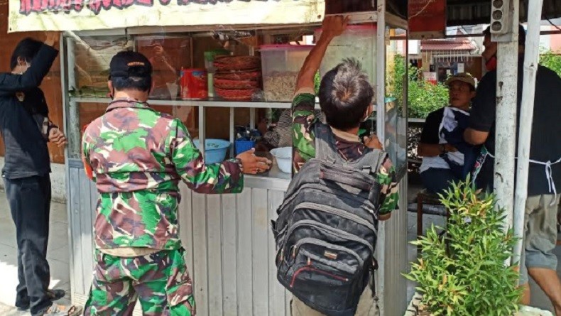 Usai Insiden Polsek Ciracas, Personel TNI Perbaiki Gerobak PKL di Jalan Arundina