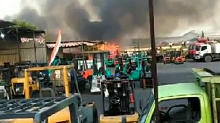 Kebakaran di Penampungan Bahan Baku Kertas PT Tjiwi Kimia, Belasan Mobil Pemadam Dikerahkan