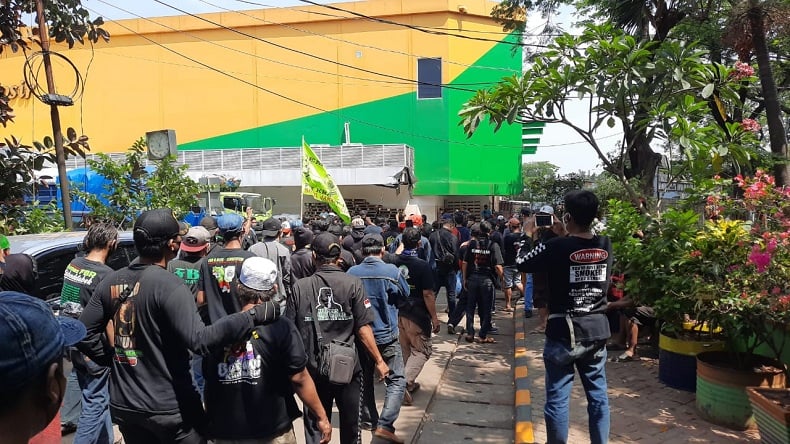 Ratusan Orang Berkaos FBR Demo, Minta Pengelolaan Parkir Pasar Kramat Jati